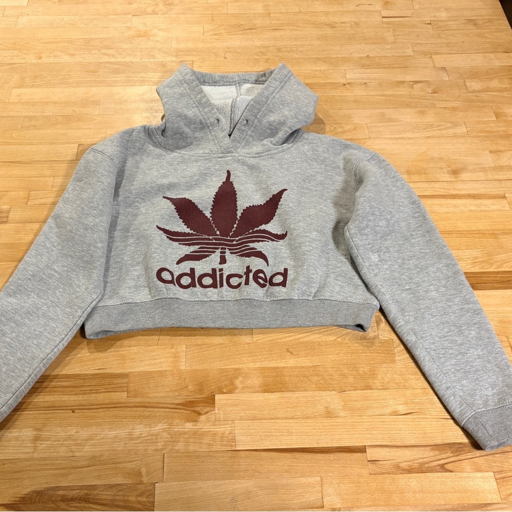 “Addicted” light grey cropped hoodie